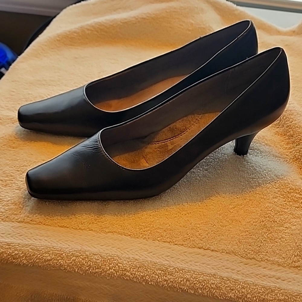 Aresole Black Pumps